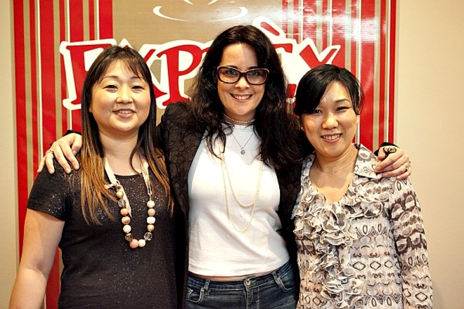 A barista e campeã brasileira Isabela Raposeiras (ao centro) com as Simoni Yamaguty (à esq.) e Cristina Yamaguti, sócias da cafeteria Exprèx Caffè, inaugurada na última terça-feira |