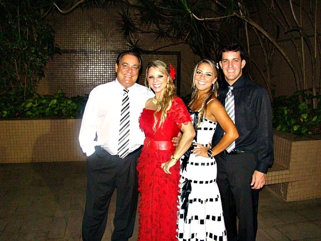 Casal Dirceu e Zaira Galleás com a filha Mariana Galleás e Giovanni Valério. Mariana festejou no Clube Concórdia sua formatura em Direito pela FAE | 