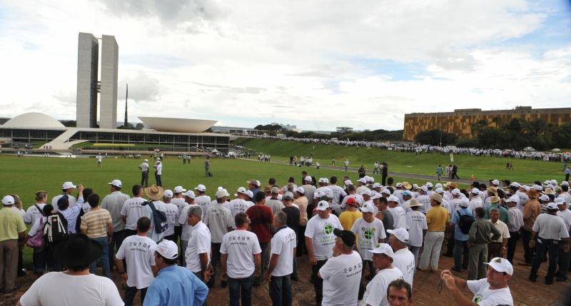 Produtores rurais dão abraço simbólico no Congresso Nacional durante manifestação e pedem aprovação de novo Código Florestal | José Cruz / Agência Brasil