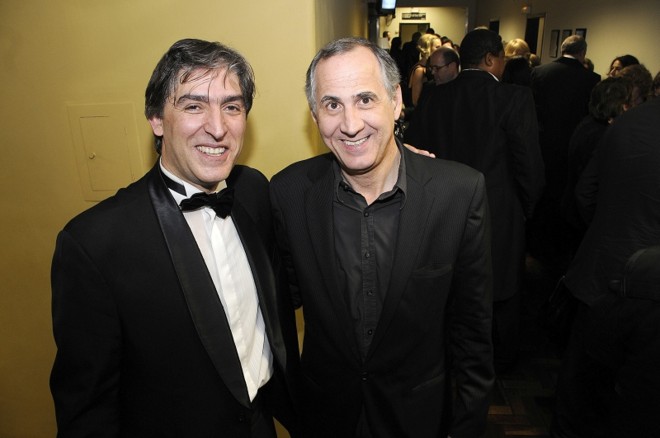 O secretário da Cultura, Paulino Viapiana (à dir.), e o maestro português Oswaldo Ferreira, novo regente da Orquestra Sinfônica do Paraná, nos corredores do Guairão, após o concerto de abertura da temporada 2011, na última quarta-feira |