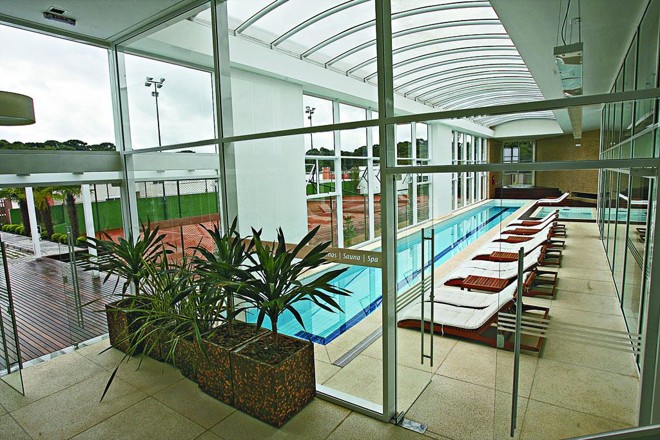 Áreas de lazer do condomínio Apollo, como piscina e quadra de tênis, foram valorizadas com o projeto paisagístico | 