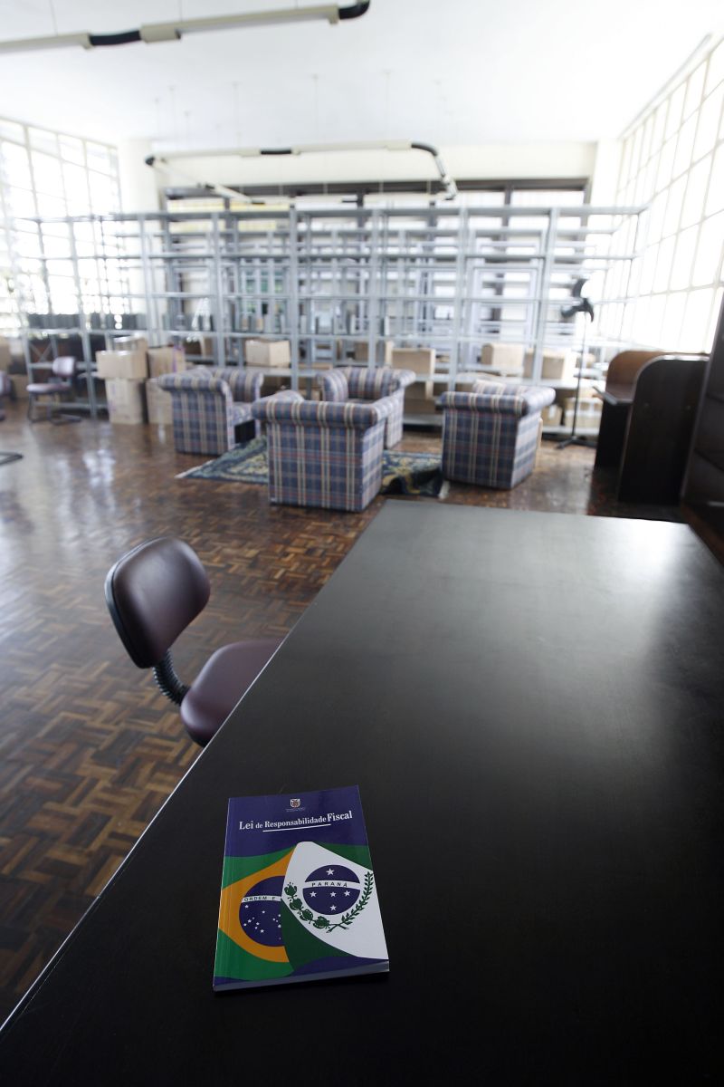 Ao chegar no quinto andar do prédio administrativo da Assembleia, o visitante se depara com uma sequência de estantes vazias | Hedeson Alves/ Gazeta do Povo