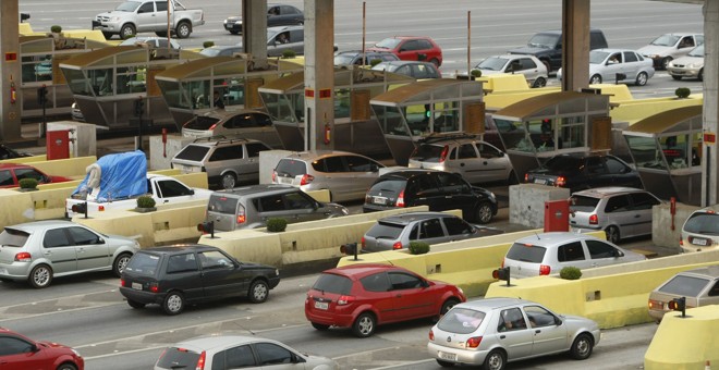 BR MOVIMENTO - CURITIBA, 24/04/2011 - PARANA - VC - Movimento nas estradas na volta do feriado de Páscoa. Na foto, veículos no pedágio da BR 376 em Campina Grande do Sul |