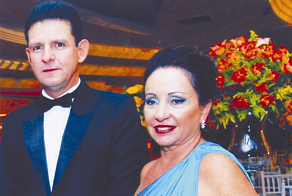 Em tempo de renovação, a simpática presença do casal Antonio Cesar Mendes dos Santos e Terezinha Abagge, ela diretora-geral, na comemoração dos 129 anos do tradicional Clube Curitibano, em noite black-tie | Kobyiama