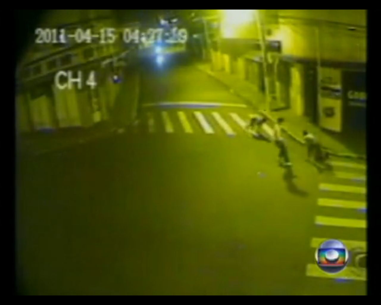 Imagem mostra travesti sendo morto por jovens | Reprodução / TV Globo