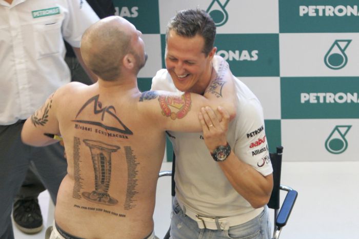 Fã fez questão de mostrar tatuagens das vitórias e títulos ao próprio Schumacher | Samsul Said / Reuters