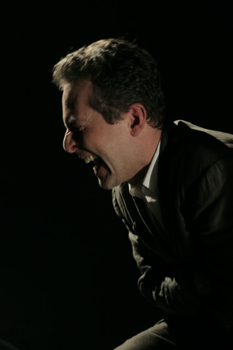 Camargo, sem qualquer adereço cenográfico, está em cena com a poesia de Pessoa | Divulgação