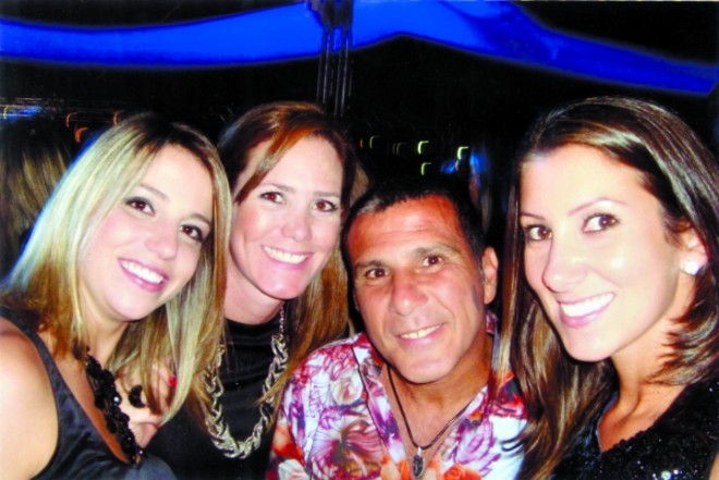 Em recente comemoração em Escarpas do Lago, Minas Gerais, o ator Eri Johnson, ladeado por Louise Rossetti, a advogada curitibana Rafaela Stall e Rafaela Magarinos |