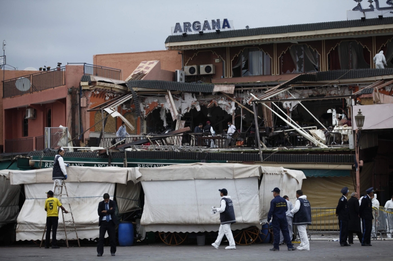 Investigadores trabalham no local da explosão no café Argana, em Marrakesh, no Marrocos. Uma bomba matou 14 pessoas, incluindo estrangeiros, no destino turístico nesta quinta-feira | Reuters