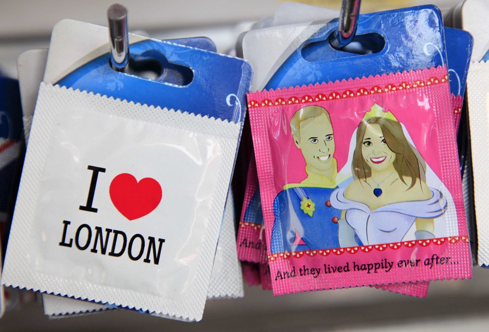 Souvenirs não-oficiais do casamento do príncipe William com Kate Middleton tomam conta de Londres. Entre eles, camisinhas com um desenho dos noivos | REUTERS/Stefan Wermuth