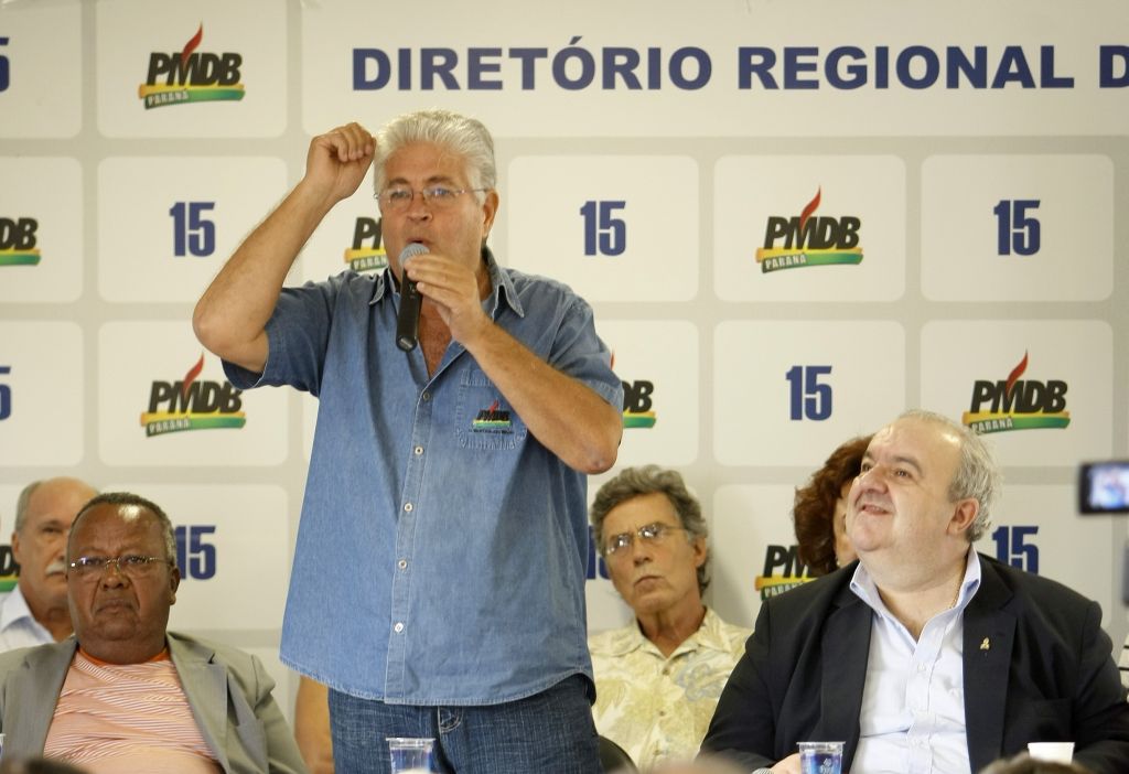 Requião discursa durante reunião que indicou Greca (à dir.) como pré-candidato do PMDB à prefeitura de Curitiba | Hugo Harada/Gazeta do Povo
