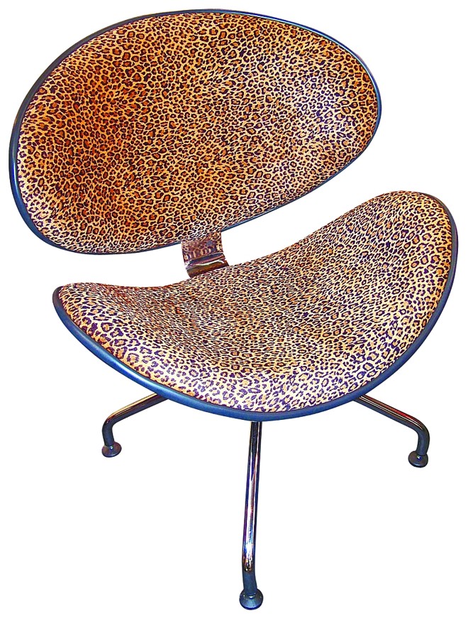 Cadeira Veneza com estampa que imita pele de onça, da marca Pethiflex. Sai por R$ 470 |