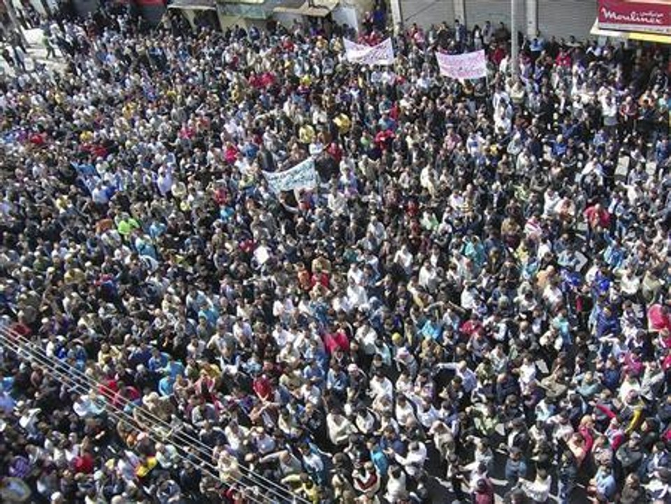 Centenas de manifestantes se reúnem em protesto na cidade síria de Banias, em dia que forças de segurança mataram quase 90 manifestantes | Reuters