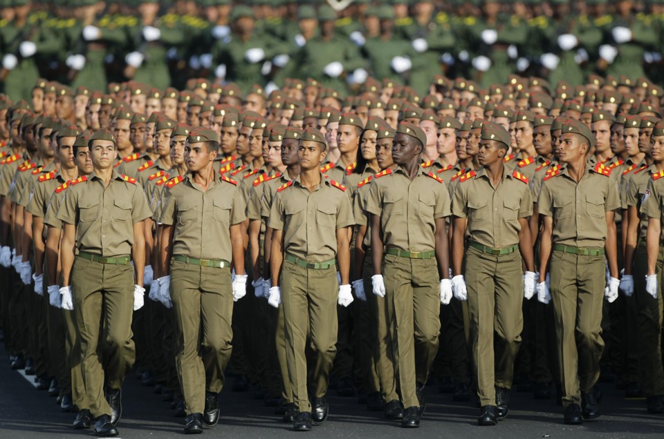 Milhares de soldados marcharam pela Praça da Revolução ao som de marchas militares enquanto helicópteros e caças em formação de combate sobrevoavam o local | Reuters