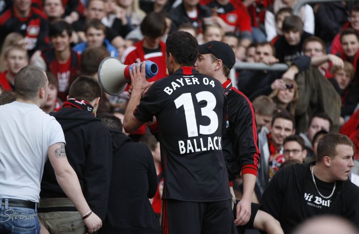 Na partida contra o Colônia, Ballack incicou os torcedores do Bayer Leverkusen a entoarem câncitos ofensivos ao rival | Ina Fassbender / Reuters