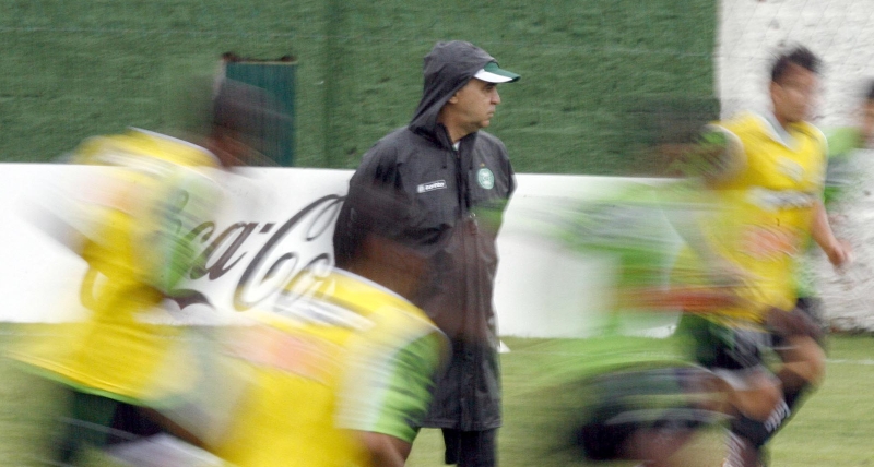Técnico do Coritiba, Marcelo Oliveira, tenta entrar para a história do futebol nacional com um triunfo consagrador diante do Atlético | Hedeson Alves/ Gazeta do Povo
