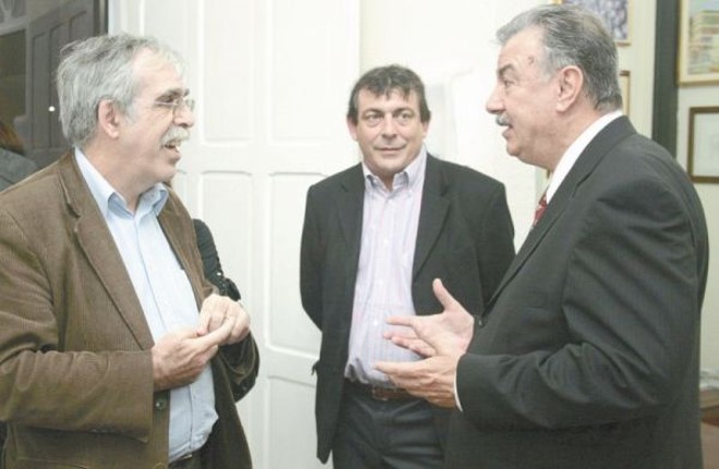 SEMANA DA FRANCOFONIA Por ocasião das comemorações da semana da Francofonia, o consulado da Belgica em Curitiba ofereceu um animado coquetel. Durante o evento, o cônsul da Bélgica para Paraná e Santa Catarina, o advogado João Casillo, recebeu entre os convidados Alain Tissier, da Renault do Brasil e presidente da Câmara de Comércio França-Brasil, e Mark Pena, da empresa Pena Brasil | 