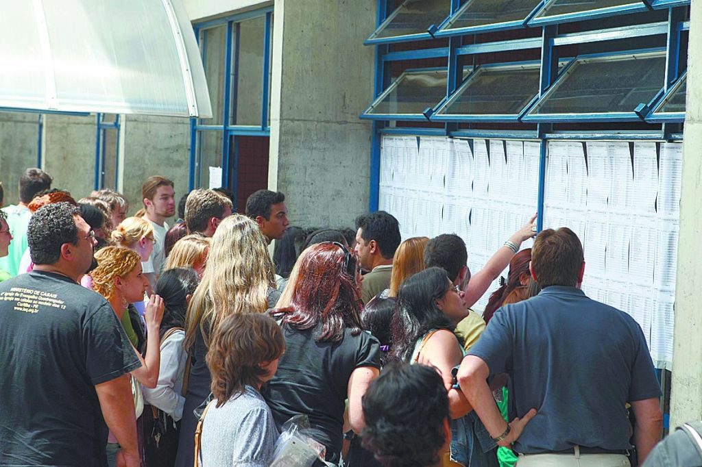 Candidatos conferem resultado de concurso público: preparação para as provas deve ser planejada | Agência JC Consursos