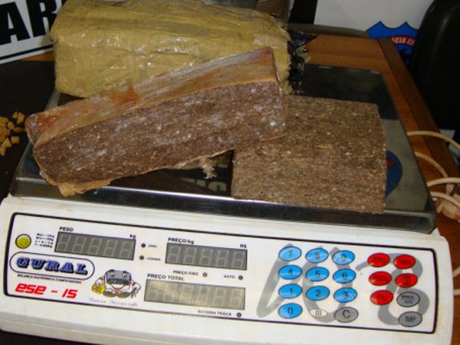 Um quilo de maconha e balança de precisão foram apreendidos pela polícia | Foto: Divulgação//GENARC-6ª DRP Itumbiara