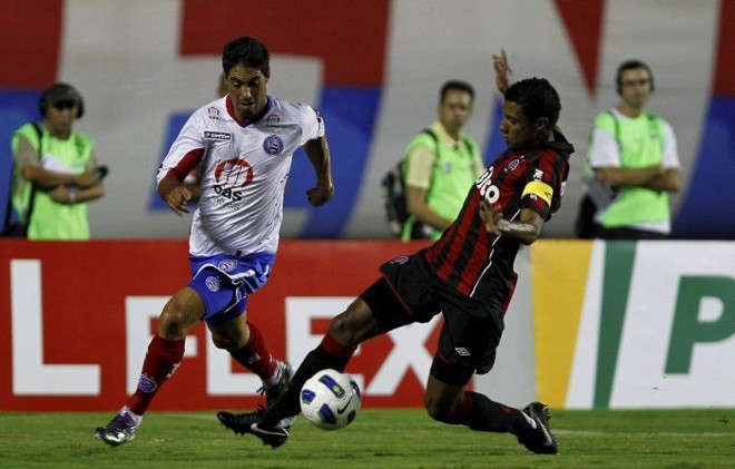 Kleberson fez um bom começo de partida contra o Bahia, mas saiu machucado no primeiro tempo |
