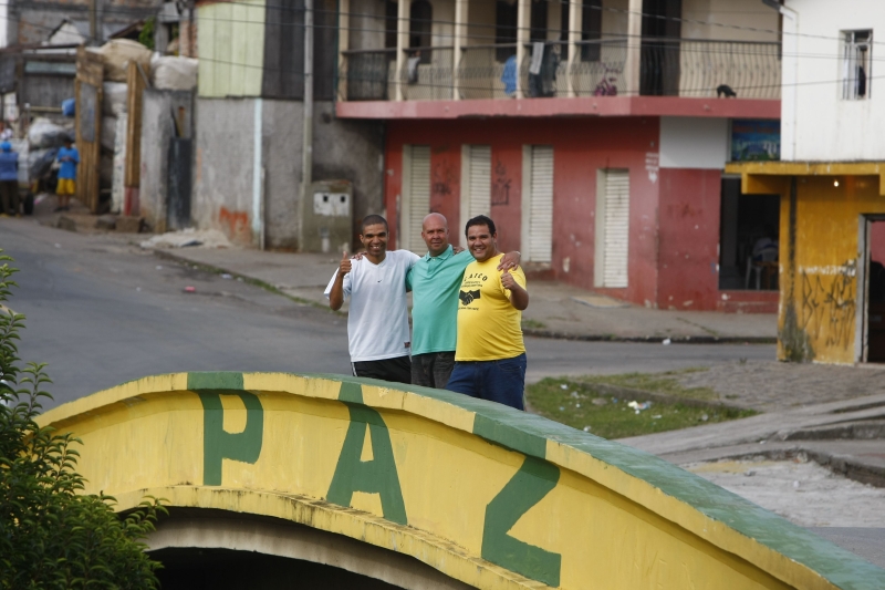O jogador Wagner e os agentes sociais José Cordeiro e Marcos Santos: pacificação da Vila Torres poderá se tornar um estudo de caso sobre os efeitos do trabalho comunitário | Marcelo Elias/Gazeta do Povo