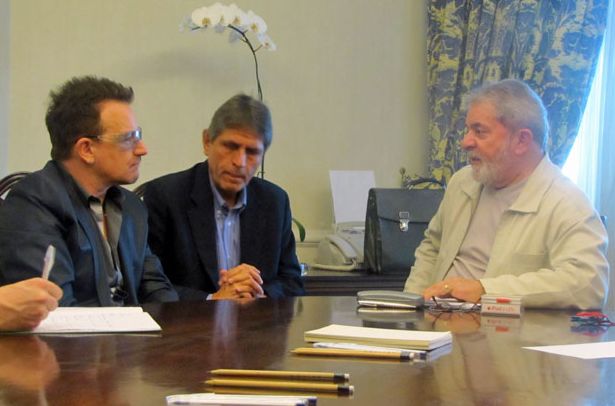 O ex-presidente do Brasil Luiz Inácio Lula da Silva e o vocalista da banda U2, Bono, reuniram-se na tarde desta segunda-feira (11) em um hotel em São Paulo | Divulgação