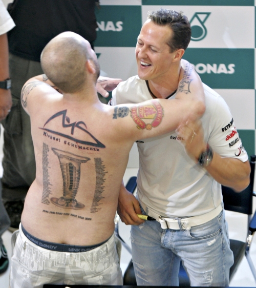Fã exibe a Michael Schumacher uma das várias tatuagens que fez em seu corpo em homenagem ao alemão | Reuters