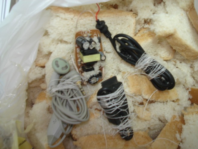 Na Delegacia de Pinhais, equipamentos de celular foram encontrados em um saco de pão na semana passada. |