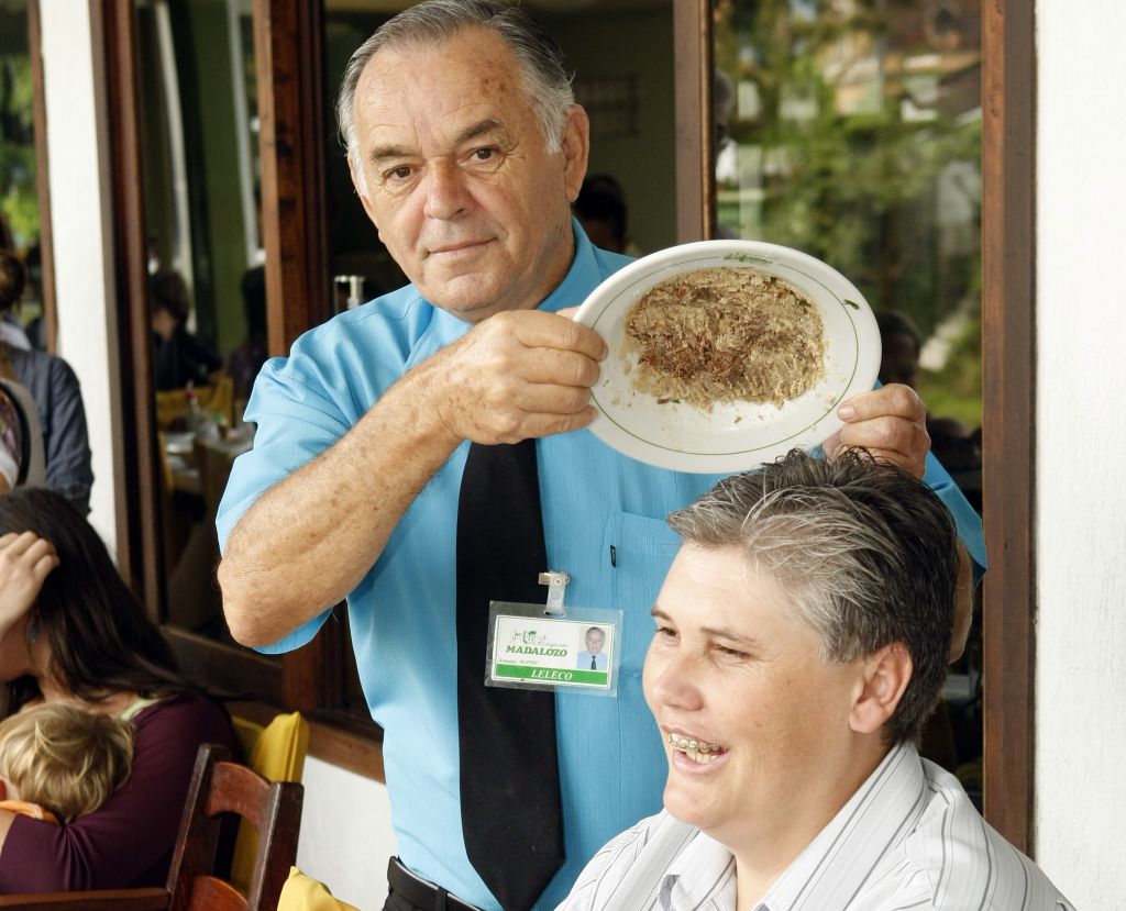 Lídio Speke participou das brincadeiras do maître Israel Fonseca, em Morretes | Antônio More/Gazeta do Povo