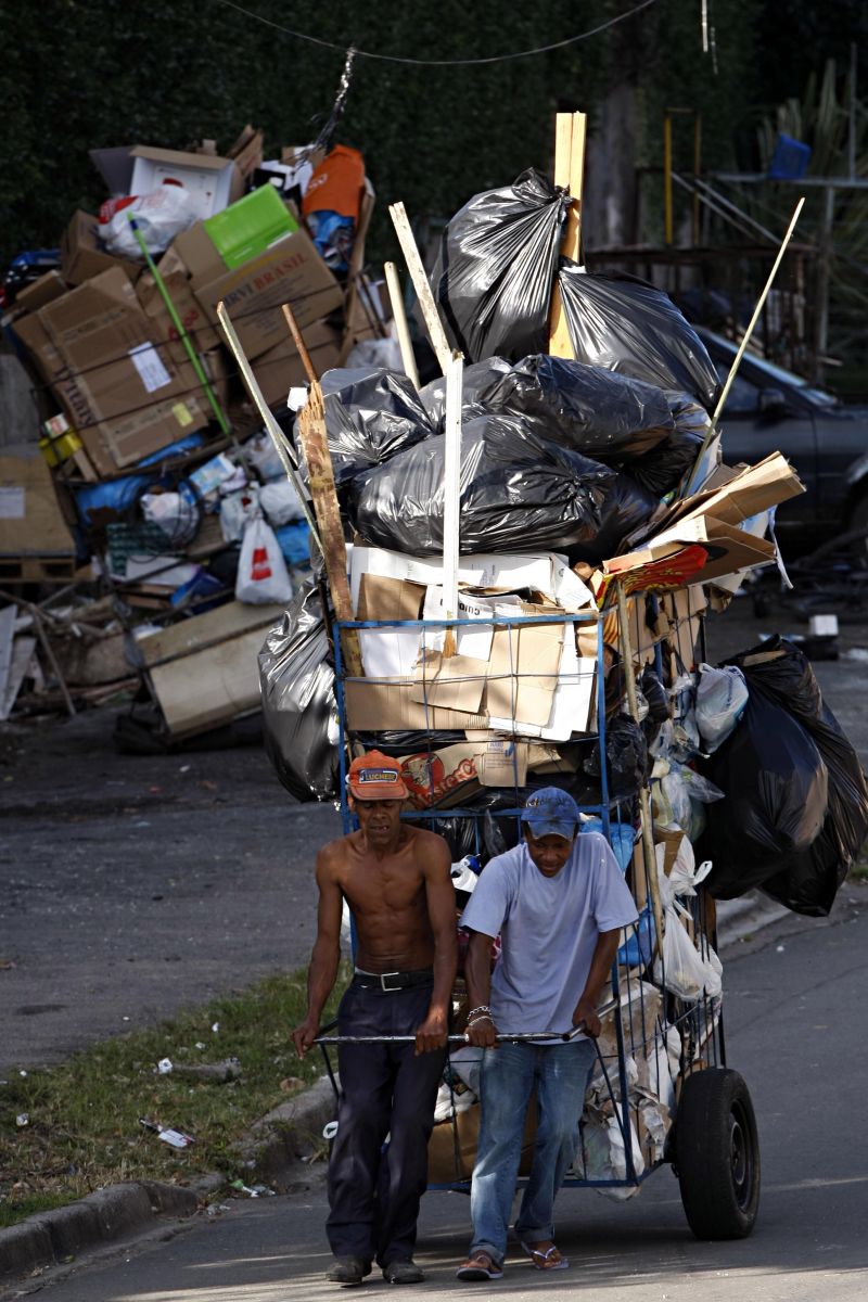 Catadores fora de cooperativas e que não ganham nem um salário estão em situação que fere a dignidade humana | Albari Rosa / Gazeta do Povo