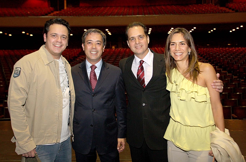 O Grupo Vita comemorou nesta terça-feira, com um coquetel no Salão de Eventos do Teatro Guaíra, os seus 15 anos em Curitiba. Depois, os convidados assistiram à segunda apresentação da peça "Os 39 Degraus". Antes do início do espetáculo, os executivos do grupo André Luiz da Silva e José Octávio Leme (ambos ao centro), este acompanhado da mulher, Fabiana Cruz Leme, foram recebidos pelo ator Danton Mello | Mauro Campos