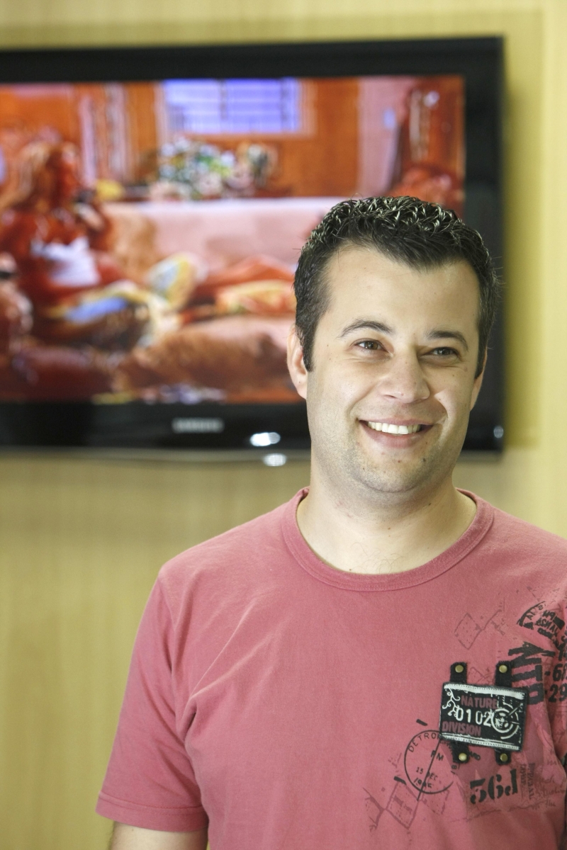 O analista de sistemas Rueidi Bastos Júnior comprou um aparelho 3D usado para os games e como "cinema" | Marcelo Elias/ Gazeta do Povo