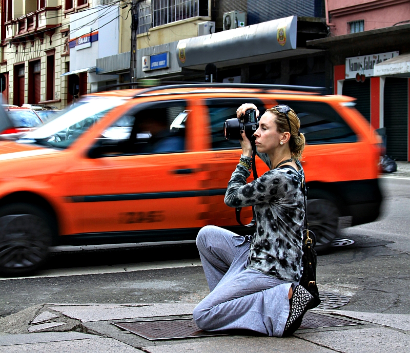 A jornalista e blogueira Ana Clara Garmendia, colunista de moda da revista Viver Bem, veio de Paris, onde mora, para produzir as fotografias de seu primeiro livro, de street style, a ser lançado pela editora curitibana Ahom Fotografia, do grupo Ahom. No feriadão, ela fotografou, sempre nas ruas da cidade, mais alguns personagens, entre eles dona Edwiges Mizerkowski, musa de Guido Viaro, lucidíssima aos 101 anos | José Eleutherio Netto