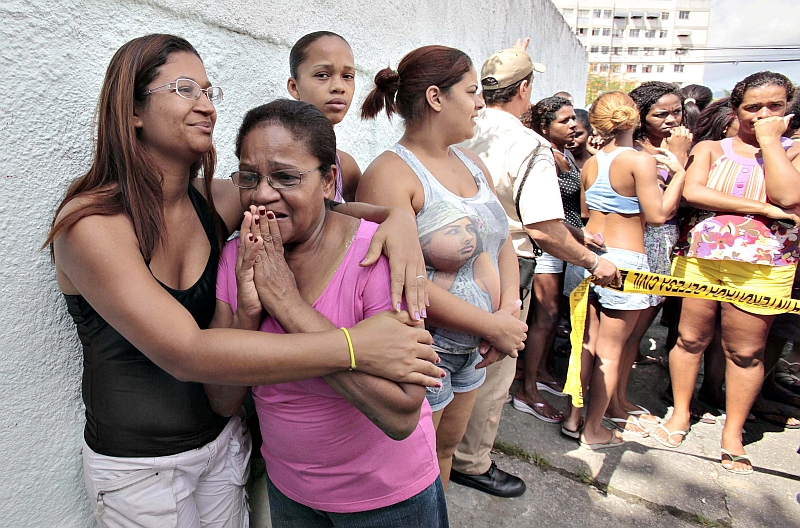 Pais e parentes de alunos se desesperam com a ação do homem armado do lado de fora da Escola Tasso da Silveira | Sérgio Moraes/Reuters