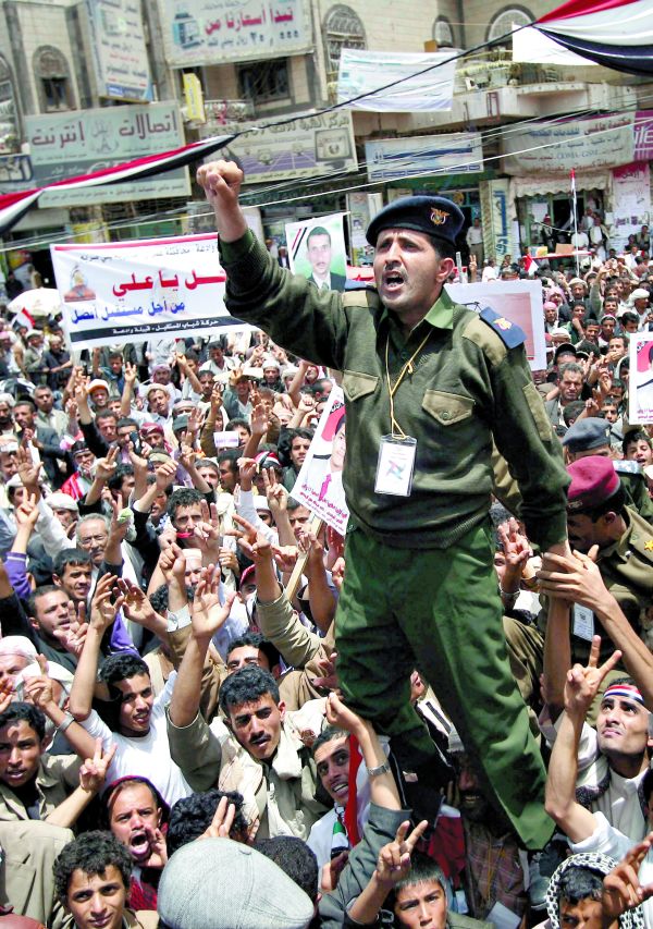 Manifestantes pedem a renúncia do presidente Ali Abdullah Saleh no Iêmen | Mohammed Huwais / AFP