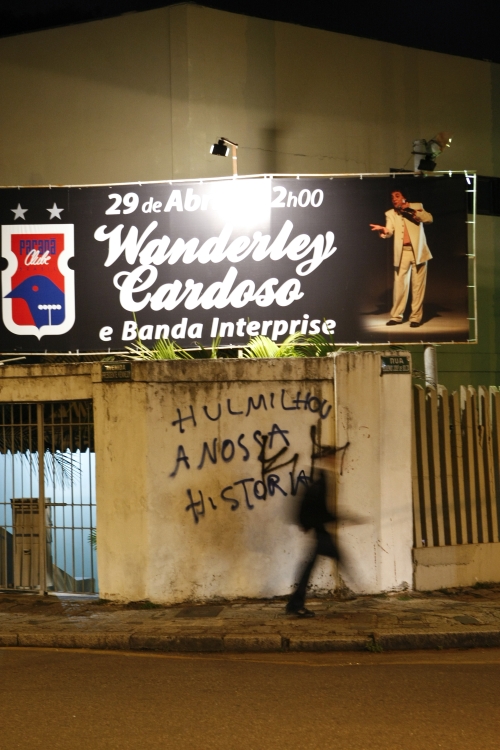 Muro pichado na sede social da Avenida Kennedy, onde fica a presidência do Paraná: humilhação verbalizada | Hedeson Alves/ Gazeta do Povo