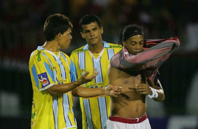 Isolou! -Em uma péssima cobrança de pênalti de Ronaldinho Gaúcho, o Flamengo perdeu a chance de evitar uma semifinal com o Fluminense, primeiro colocado do grupo B da Taça Rio. O rubro negro carioca empatava com o Macaé quando, aos 47 minutos do segundo tempo, Diego Maurício foi derrubado na área. Ronaldinho foi para a cobrança, mas mandou a bola por cima do travessão. O jogo terminou empatado em 1 a 1. Vasco e Olaria fazem a outra semifinal | 