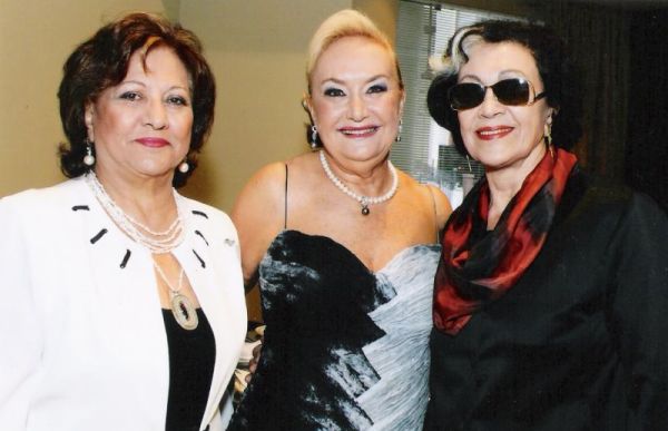 Eliana Tramujas com as amigas Violete Calixto e Laila Vezozzo no almoço árabe de comemoração de seu aniversário | Divulgação