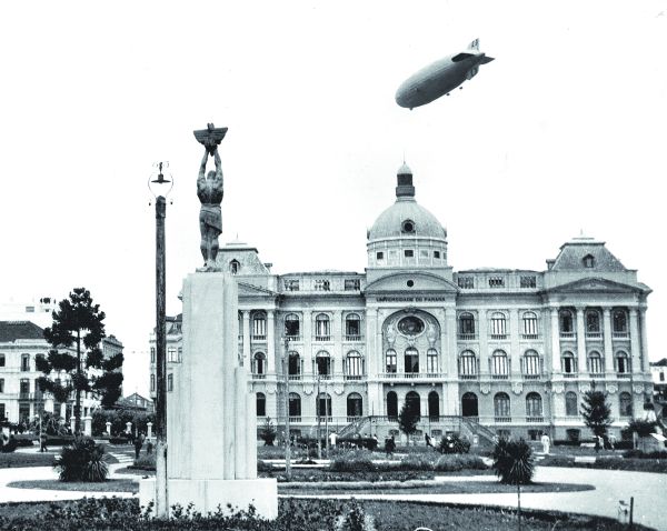 O dirigível Hindenburg sobre a Universidade, em 1º de dezembro de 1936 |