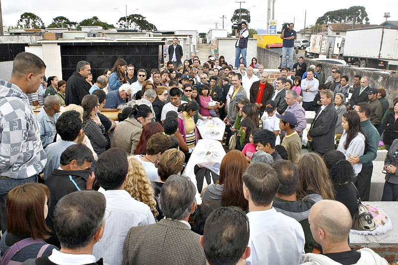 Índios da aldeia Araçá-í se despediram dos irmãos Jorge e Antônio Grando cantando músicas em Guarani | Daniel Castellano/Gazeta do Povo