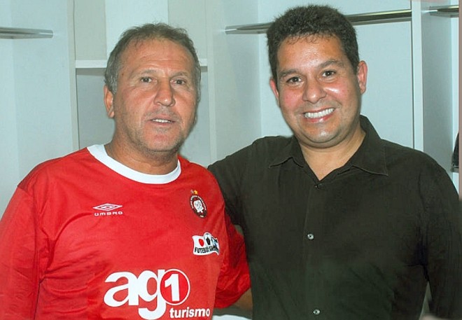Marcelo Cardoso, proprietário da AG1 Turismo, com o ex-jogador Zico, um dos craques que vieram participar do Jogo da Solidariedade na Arena da Baixada, em prol das vítimas das chuvas no litoral paranaense e do tsunami no Japão |