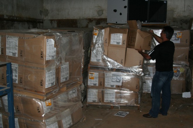 Centenas de caixas de diversos produtos foram encontradas | 