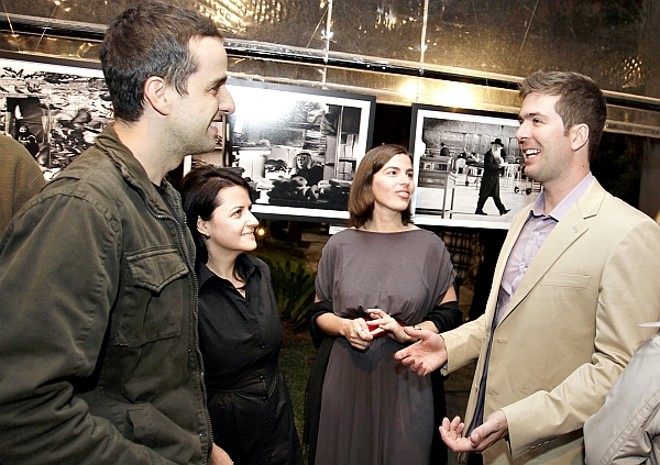 O fotógrafo Rafael Danielewicz (à dir.) inaugurou na terça-feira sua primeira exposição,