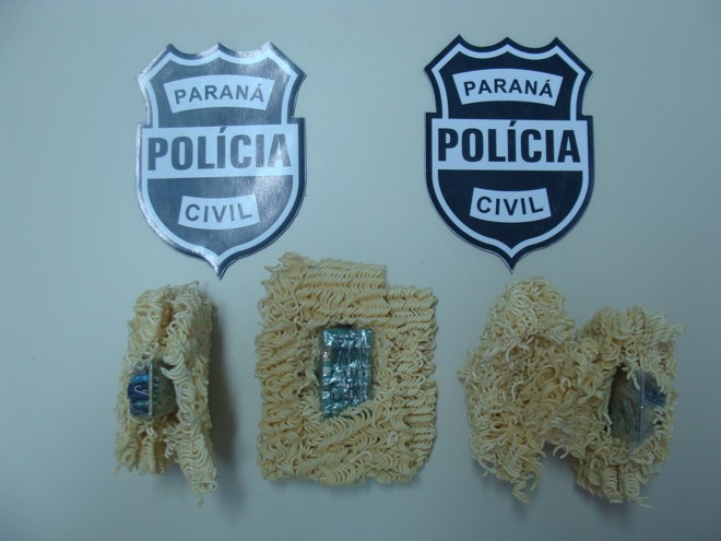 Equipamentos de celular foram localizados junto com macarrão há poucos dias. |
