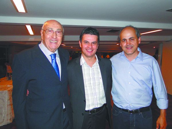 O presidente do clube, Joaquim Miró, entre o médico e diretor financeiro da entidade, Júlio Gomel, e o ex-deputado federal Gustavo Fruet. no Clube Curitibano, palco do 14º Jantar das Estrelas, dia 15 de abril, em prol do Lar O Bom Caminho, O próximo grande evento do Clube, em homenagem ao Dia das Mães, 07 de maio, terá show especial do grupo norte-americano The Platters. Venda de mesas iniciam nesta segunda-feira, 25 de abril | Divulgação