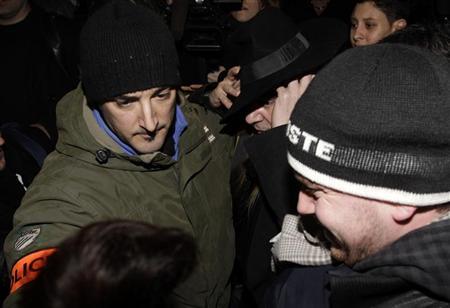 O estilista John Galliano ao sair de delegacia de polícia em Paris, em 28 de fevereiro de 2011 | Reuters