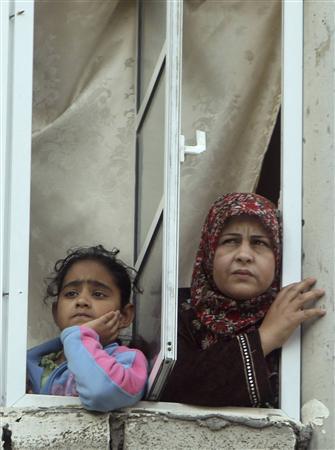 Palestinas observam o funeral de Rayed Shehada, militante do Hamas, no campo de refugiados Shati, em Gaza | REUTERS/Mohammed Salem