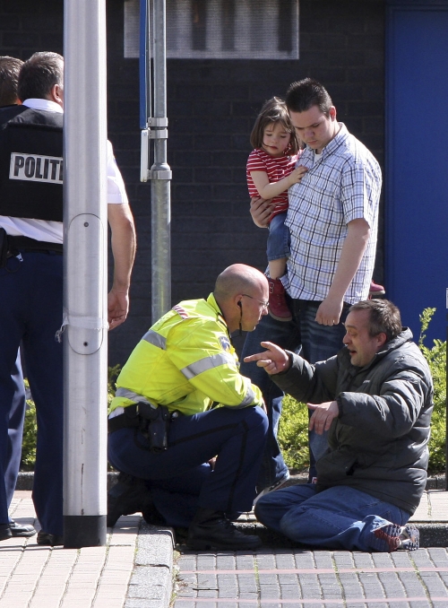 Testemunha do tiroteio no shopping Ridderhof conversa com policiais | Hedske Vochteloo / Reuters