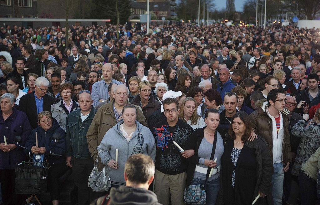 Holandeses fazem vigília em homenagem a vítimas de atirador | Reuters
