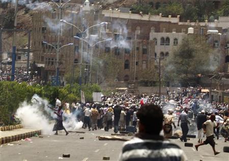 Manifestantes contra o governo do Iêmen entram em confronto com a polícia, que tentava conter protesto exigindo a saída do presidente Ali Abdullah Saleh, na cidade de Taiz | Reuters